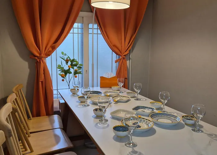 Gasthof Hongik Hot Place - Hongdae Yeonnam - Yeontrural Park 2 Min - Cozy Space Emotional - Dining Table For 8 People *