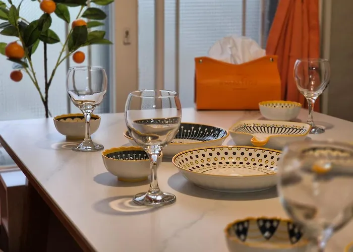 Hongik Hot Place - Hongdae Yeonnam - Yeontrural Park 2 Min - Cozy Space Emotional - Dining Table For 8 People *