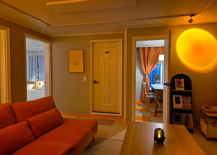 Hongik Hot Place - Hongdae Yeonnam - Yeontrural Park 2 Min - Cozy Space Emotional - Dining Table For 8 People *