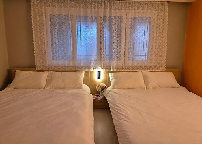 Gasthof Hongik Hot Place - Hongdae Yeonnam - Yeontrural Park 2 Min - Cozy Space Emotional - Dining Table For 8 People