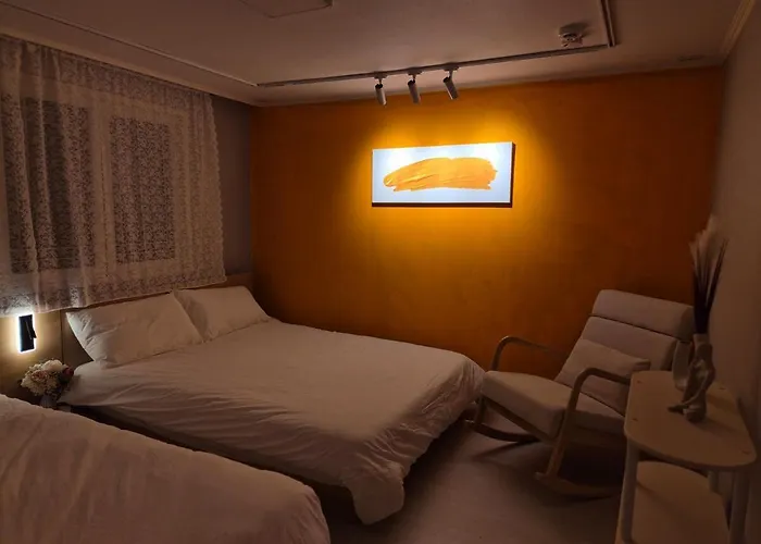 Hongik Hot Place - Hongdae Yeonnam - Yeontrural Park 2 Min - Cozy Space Emotional - Dining Table For 8 People Gasthof Seoul