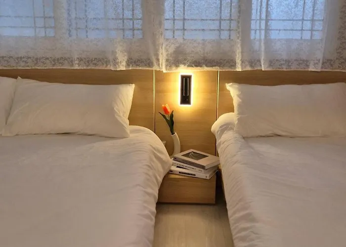 Hongik Hot Place - Hongdae Yeonnam - Yeontrural Park 2 Min - Cozy Space Emotional - Dining Table For 8 People