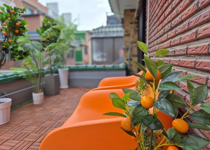 Gasthof Hongik Hot Place - Hongdae Yeonnam - Yeontrural Park 2 Min - Cozy Space Emotional - Dining Table For 8 People