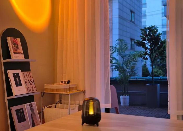 Hongik Hot Place - Hongdae Yeonnam - Yeontrural Park 2 Min - Cozy Space Emotional - Dining Table For 8 People Seoul