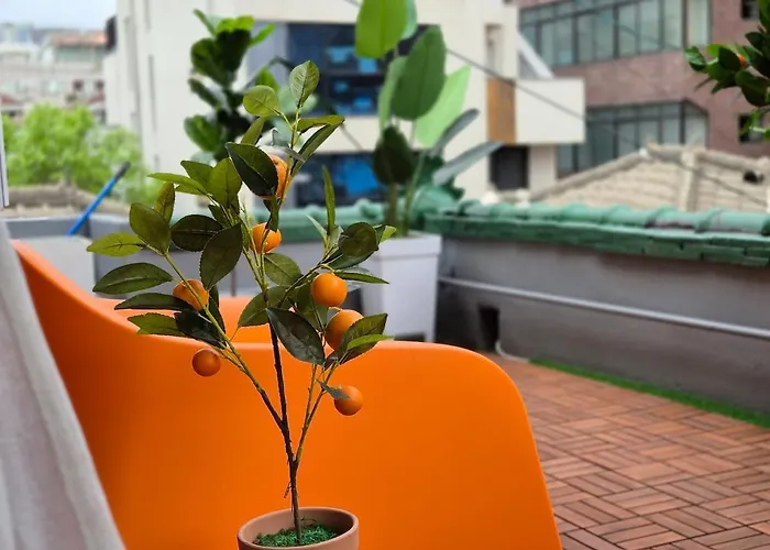 Hongik Hot Place - Hongdae Yeonnam - Yeontrural Park 2 Min - Cozy Space Emotional - Dining Table For 8 People Gasthof
