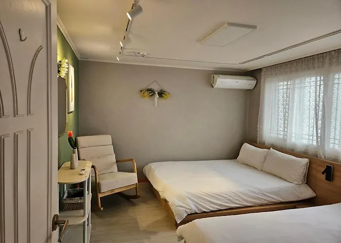 Gasthof Hongik Hot Place - Hongdae Yeonnam - Yeontrural Park 2 Min - Cozy Space Emotional - Dining Table For 8 People