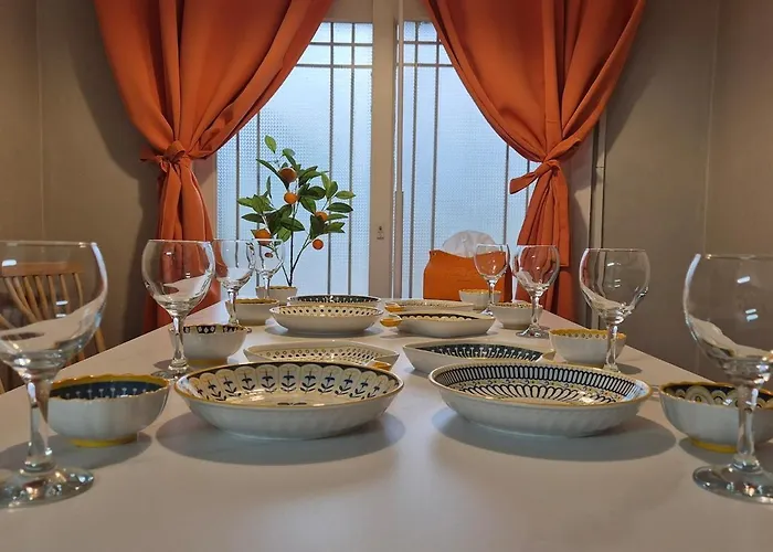 Hongik Hot Place - Hongdae Yeonnam - Yeontrural Park 2 Min - Cozy Space Emotional - Dining Table For 8 People *
