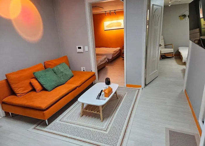 Gasthof Hongik Hot Place - Hongdae Yeonnam - Yeontrural Park 2 Min - Cozy Space Emotional - Dining Table For 8 People *