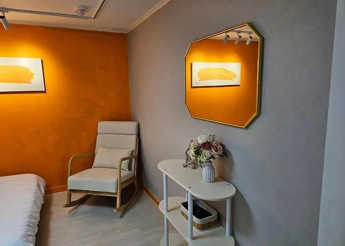 Hongik Hot Place - Hongdae Yeonnam - Yeontrural Park 2 Min - Cozy Space Emotional - Dining Table For 8 People Gasthof Seoul