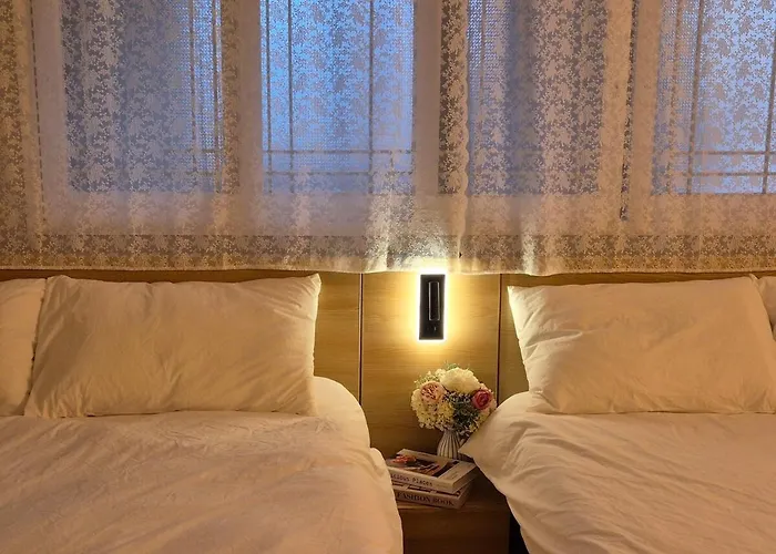 Gasthof Hongik Hot Place - Hongdae Yeonnam - Yeontrural Park 2 Min - Cozy Space Emotional - Dining Table For 8 People *