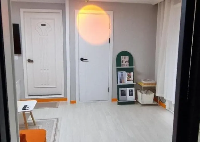 Gasthof Hongik Hot Place - Hongdae Yeonnam - Yeontrural Park 2 Min - Cozy Space Emotional - Dining Table For 8 People *