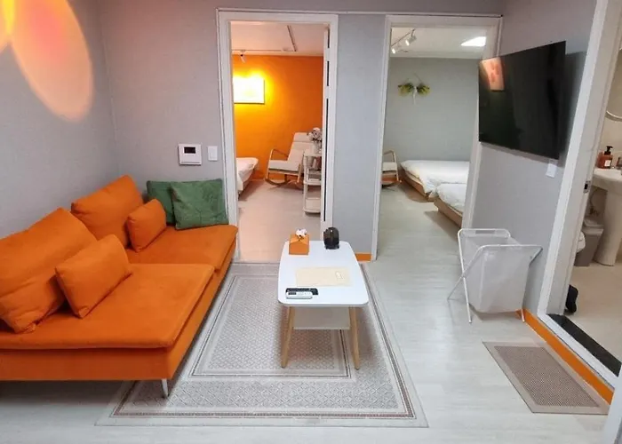 Gasthof Hongik Hot Place - Hongdae Yeonnam - Yeontrural Park 2 Min - Cozy Space Emotional - Dining Table For 8 People